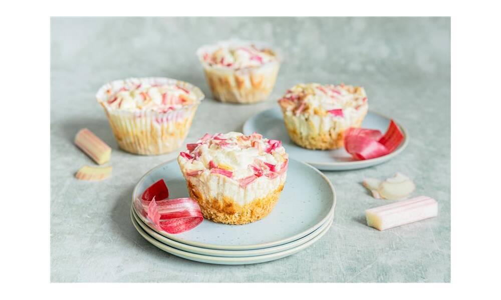 Pienet raparperipiiraat. Kuva: Kati Laszka